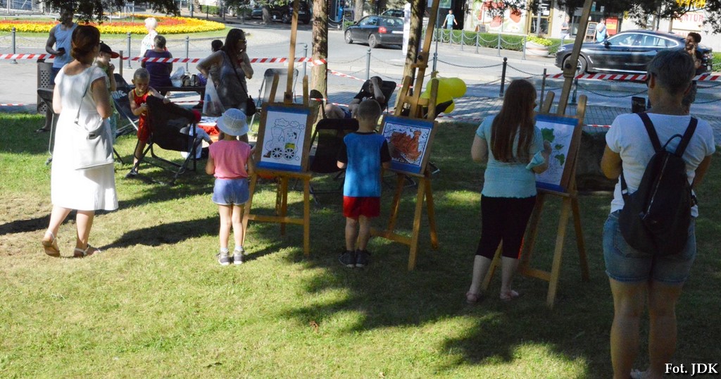 Widok na dzieci malujące obrazy
