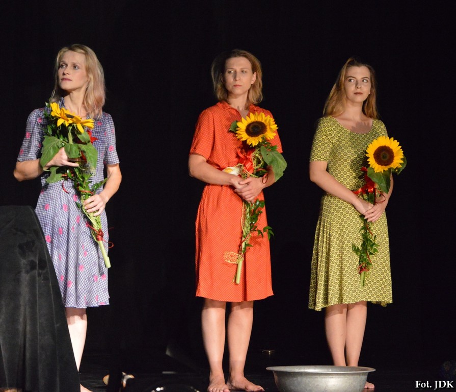 Aktorki z wręczonymi kwiatami na scenie