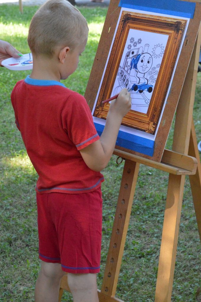 dziecko malujące obraz