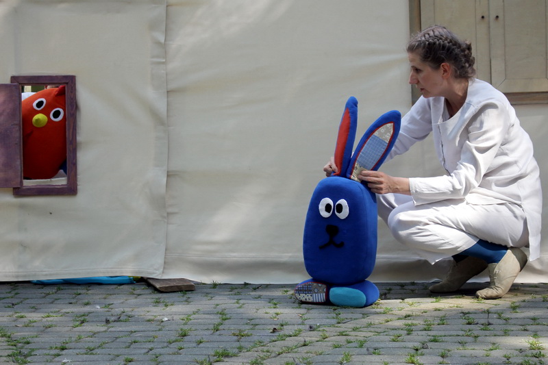 Maskotka z przedstawienia: Niebieski królik