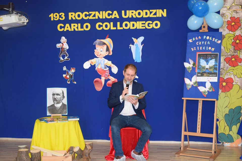 Widok na przedstawienie podczas 193 rocznicy urodzin Carlo Collodiego