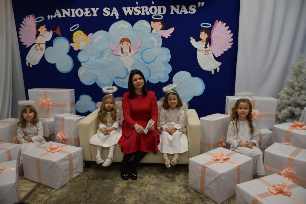 Nauczycielka wraz z dziećmi - aniołkami