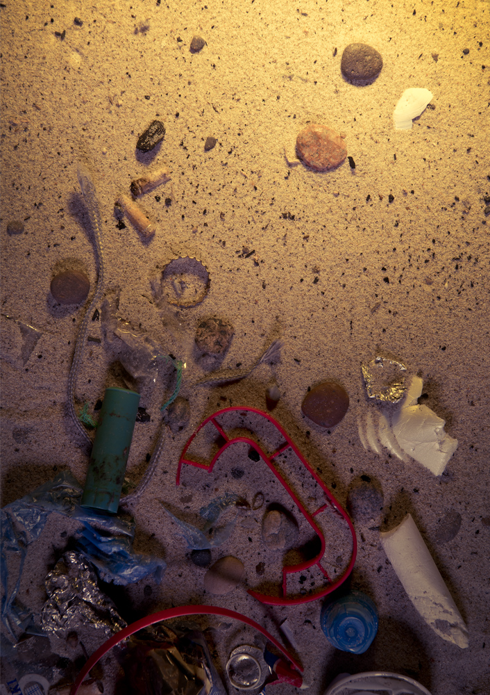 Widok na plastikowe odpady na plaży