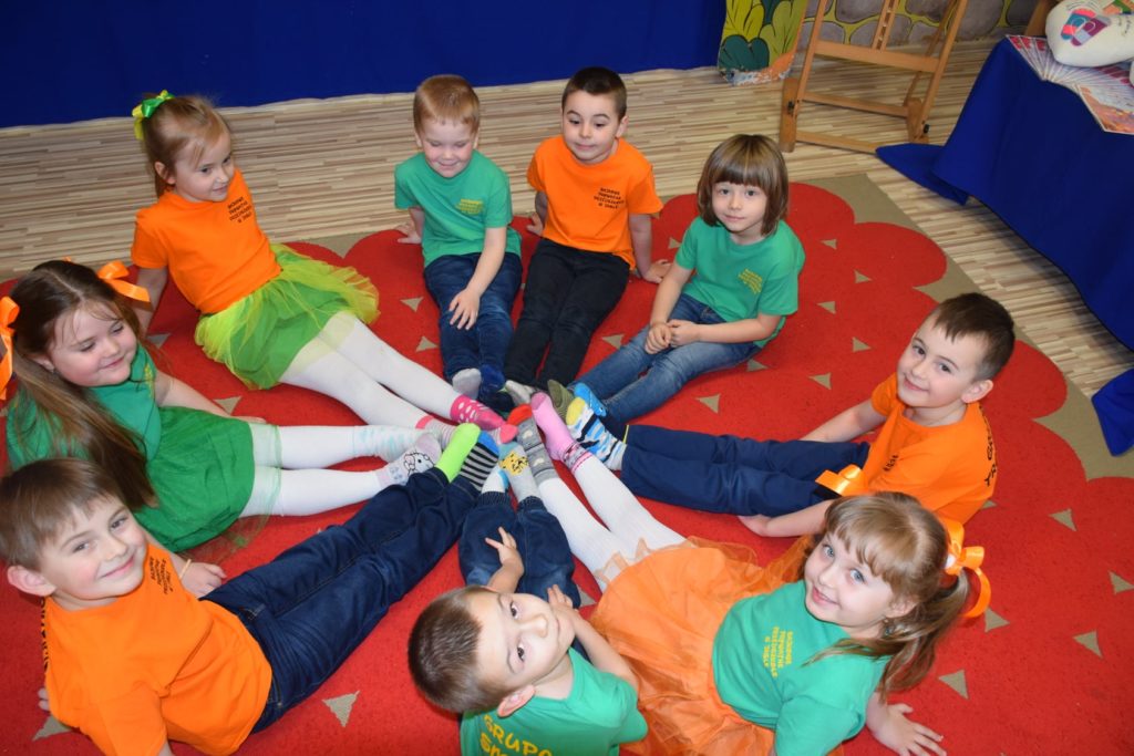 widok na przedszkolaków w kolorowych skarpatkach