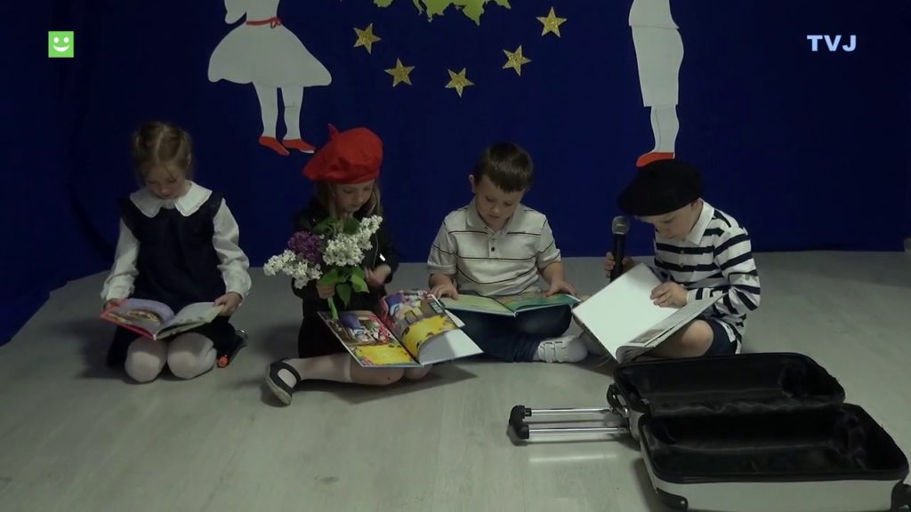 dzieci czytające książki