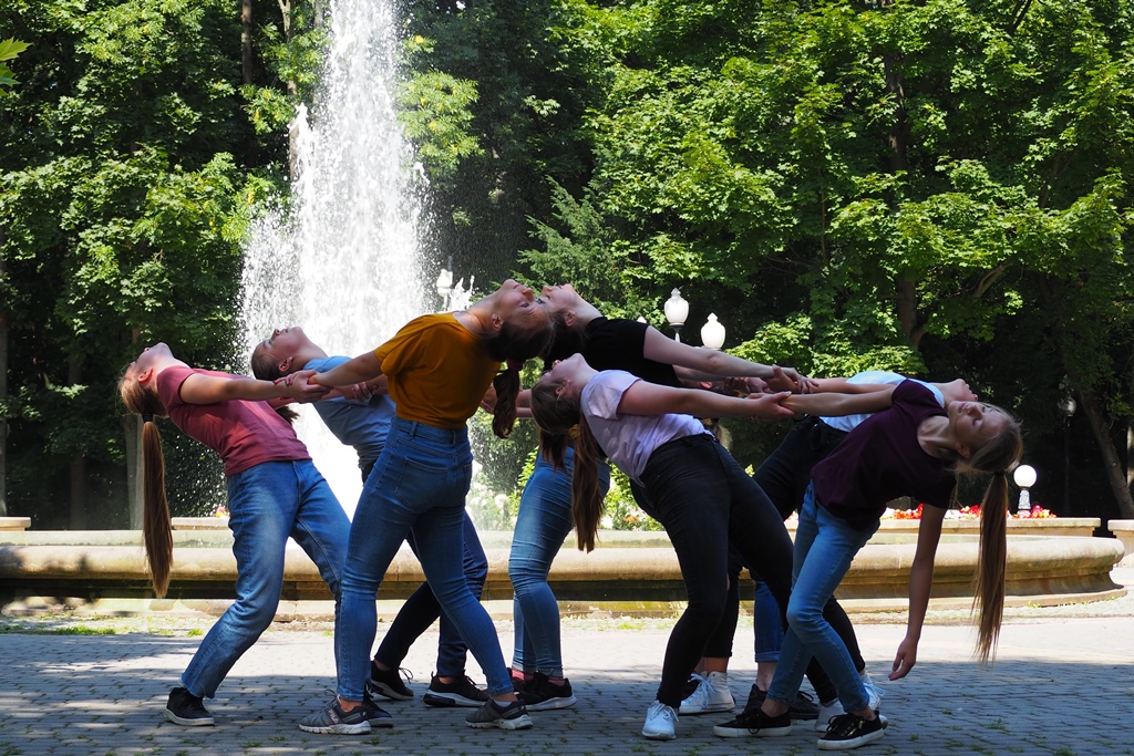 widok na tańczącą młodzież w Parku
